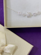 Cargar imagen en el visor de la galería, Pulsera flor microcircones blancos

