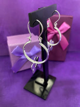 Cargar imagen en el visor de la galería, Argollas 2,5 cms con flor colgante
